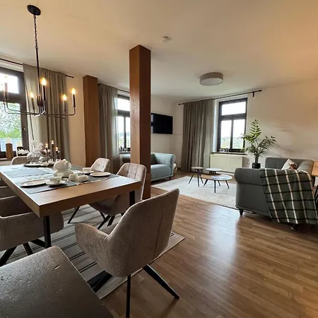 Uranus 1a Apartment